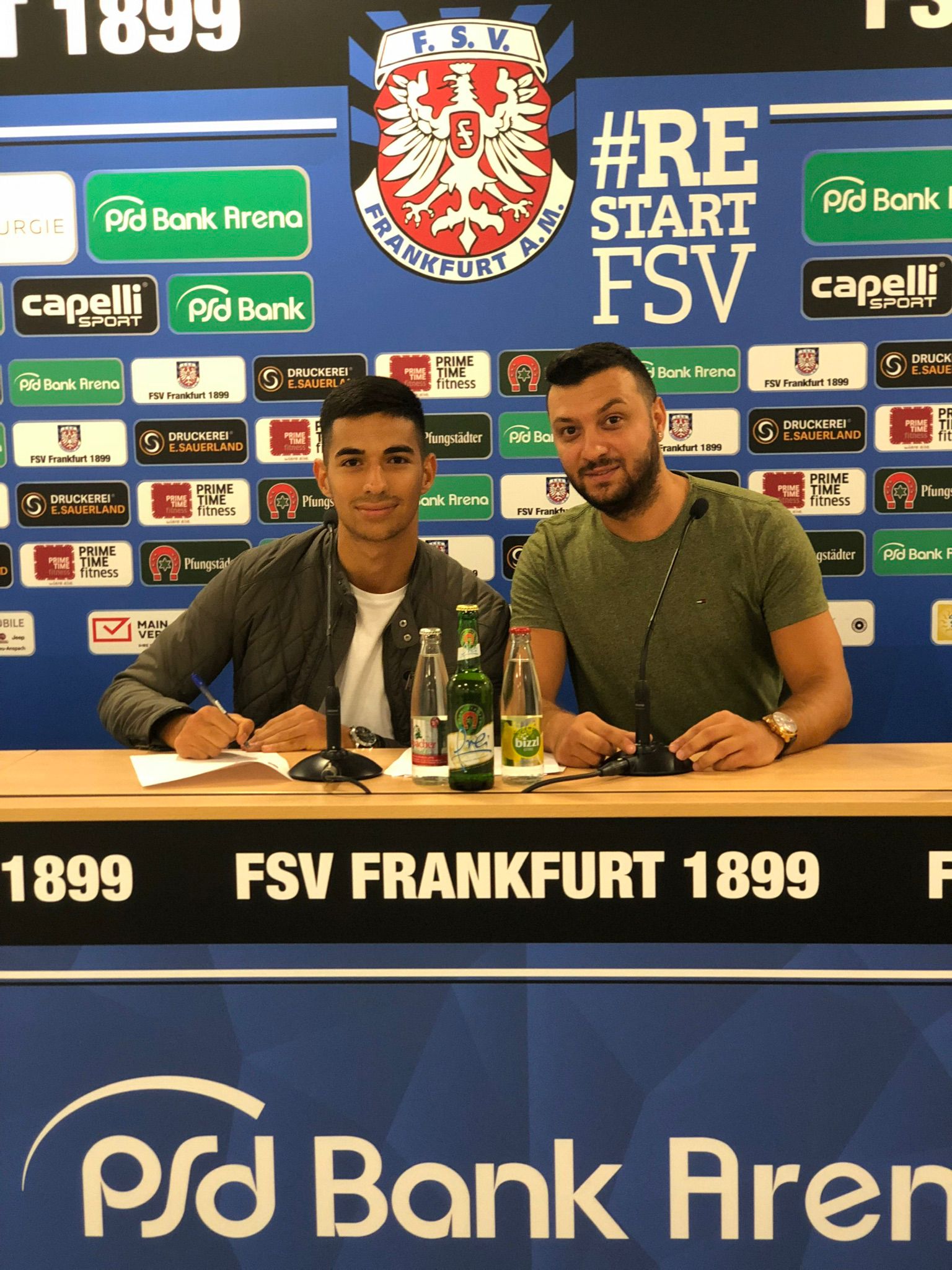 Deniz Uysal bei einer Vertragsunterzeichnung (FSV Frankfurt)
