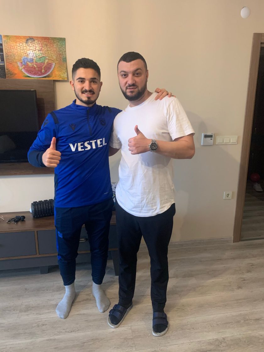 Deniz Uysal mit einem Spieler von Trabzonspor